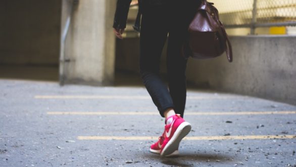 Comment porter des baskets au bureau tout en restant classe ?