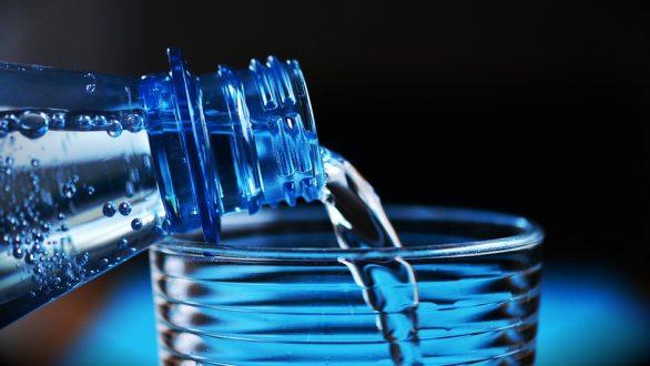 Différences entre eaux de luxe et eau brute