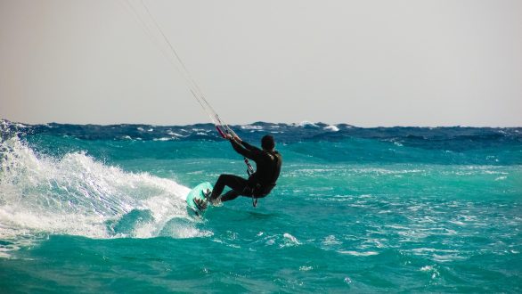 Passer un été sportif en apprenant le Kitesurf