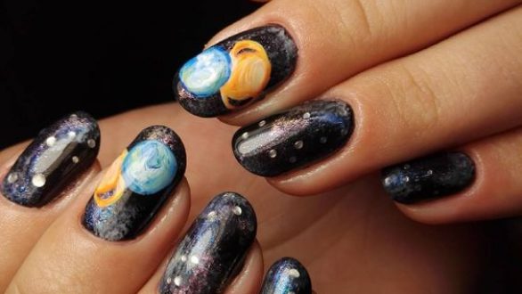 Nail-art spatial: Manucure originale dans le style de l’espace