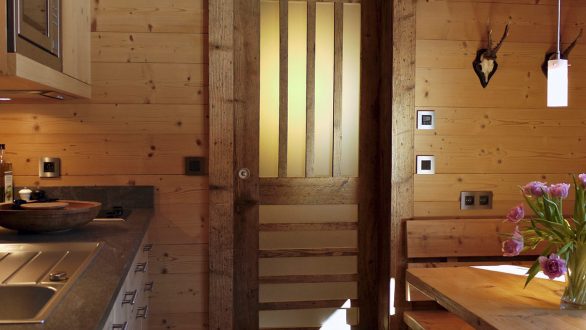 Cabane en bois : 7 idées sympa pour décorer son intérieur