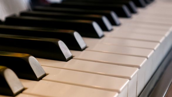 Piano numérique : comment choisir un modèle débutant ?