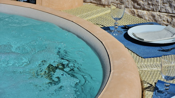 Spa ou jacuzzi : que choisir ?