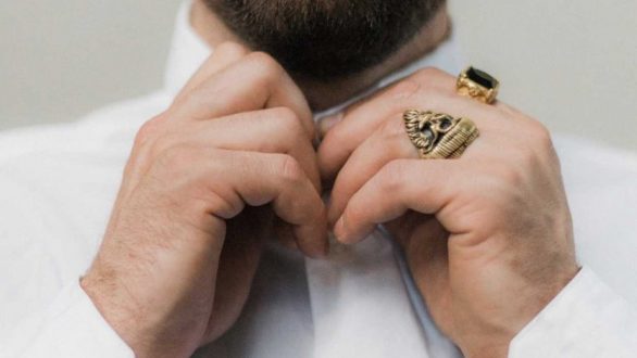 Quels sont les bijoux tendances à offrir à un homme à la Saint-Valentin ?