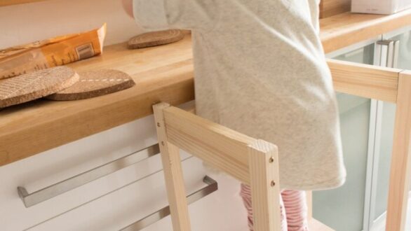 L’escabeau Montessori : un élément tendance