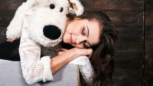 Pourquoi certains adultes dorment avec une peluche ?