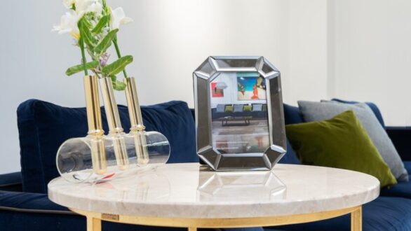Design contemporain : Comment intégrer des tables d’appoint en plexiglas dans votre décoration ?